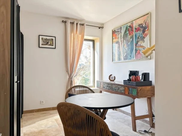 Chambre d'hôtes CUCURON spacieuse et confortable avec vue sur le jardin et des platanes centenaires