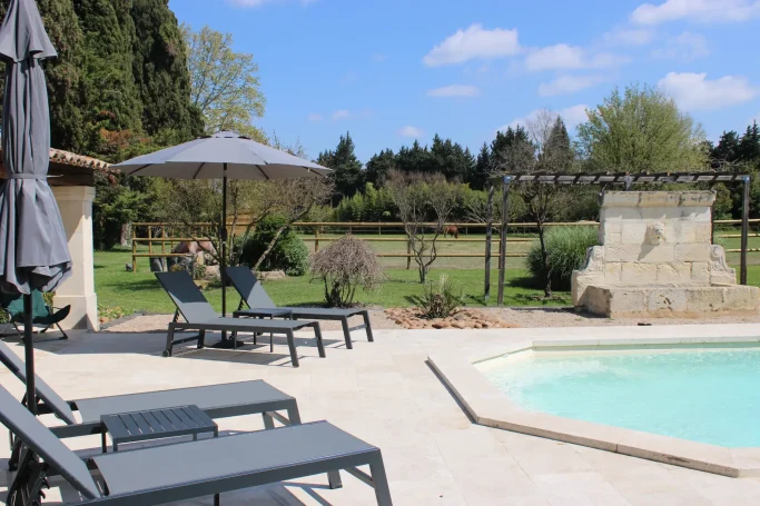 Terrasse avec transats et parasols