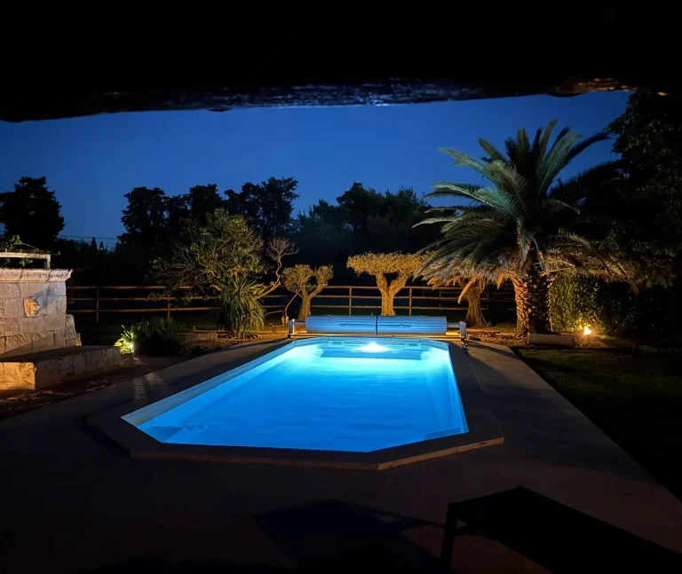 Piscine éclairée en Provence