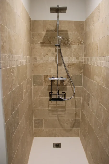 Salle d'eau avec lavabo et douche