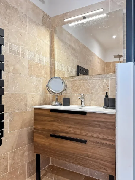 Salle d'eau avec lavabo et douche