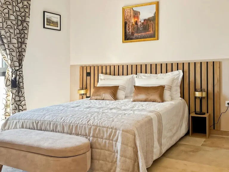 Chambre d'hôte de charme, spacieuse avec un grand lit, climatisation