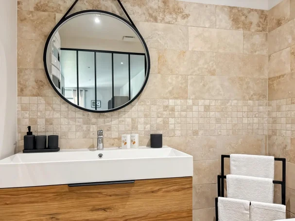 Salle de bain CUCURON avec baignoire