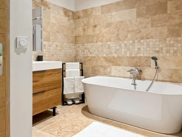 Salle de bain CUCURON avec baignoire
